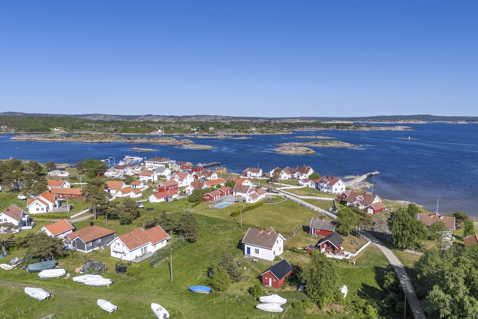 Her er det gode forhold for jakt og fiske og fersk, kortreist sjømat er lett tilgjengelig hele året. Området er også et eldorado for vannsport som eks. kajakkpadling, seiling, windsurfing og dykking Galleribilde