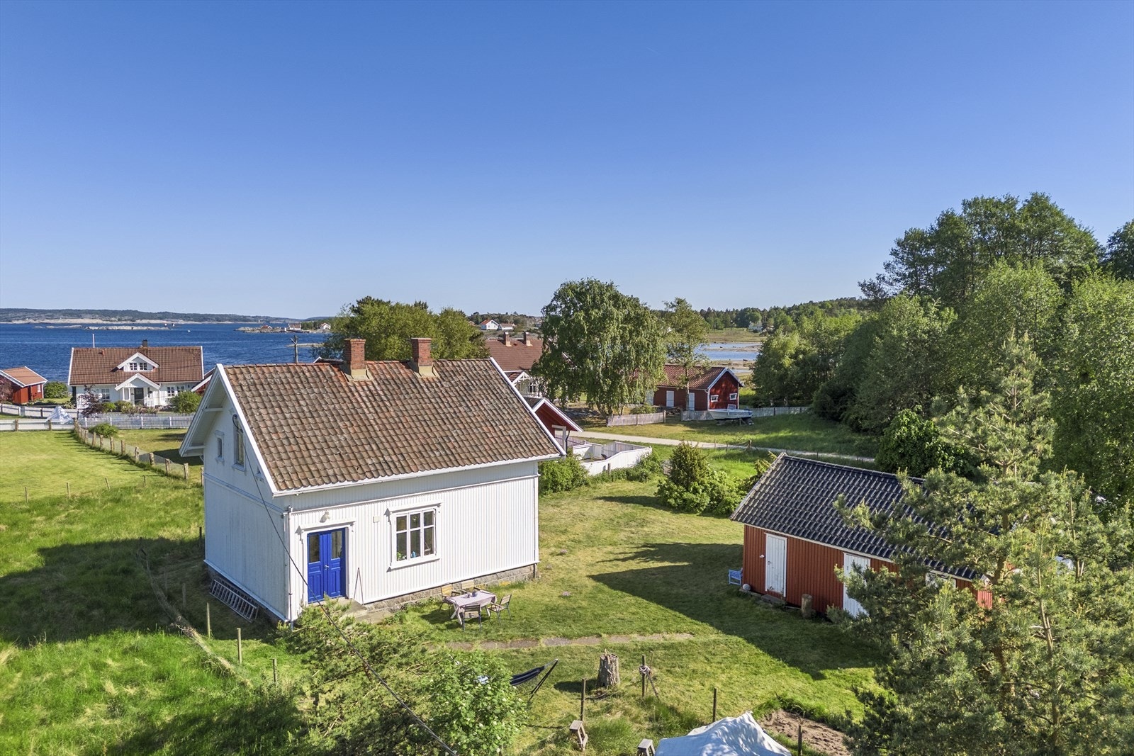 Det er glimt av sjøen fra den fremste delen av tomten og det er noe sjøutsikt fra eiendommens 2. etasje Galleribilde