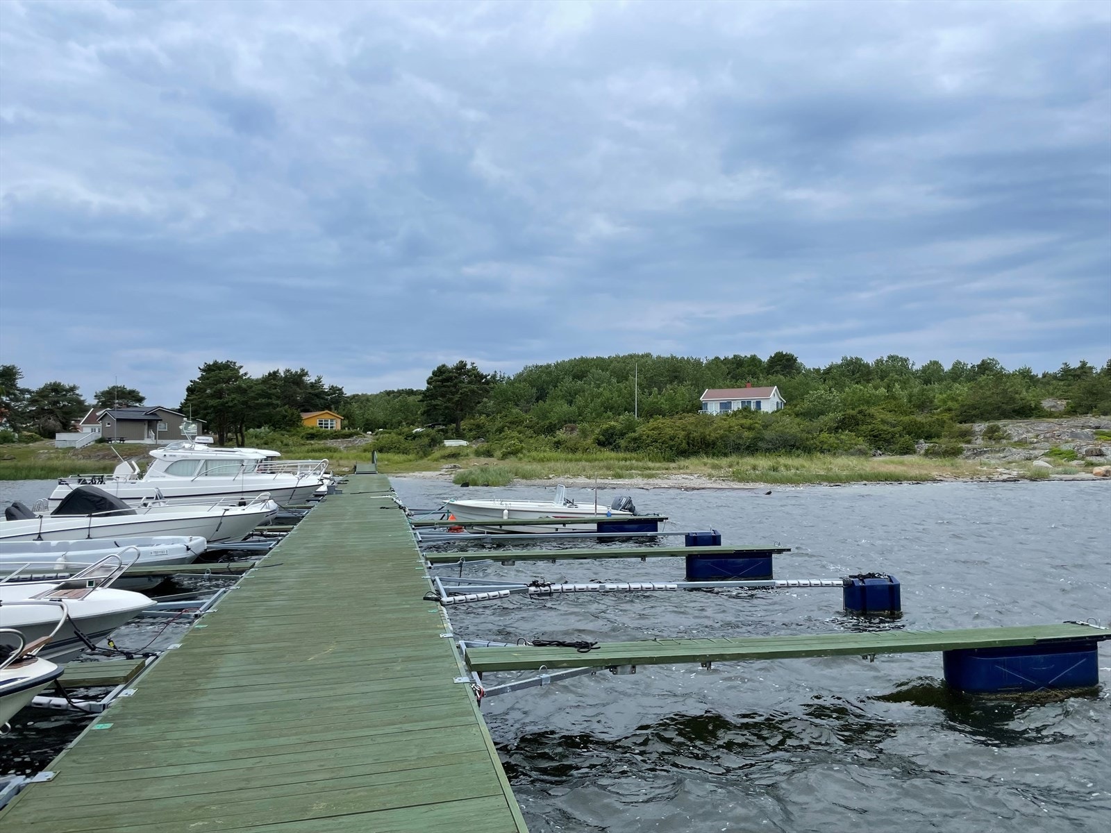 Det medfølger båtplass i flytebrygge ca. 350 meter fra eiendommen Galleribilde