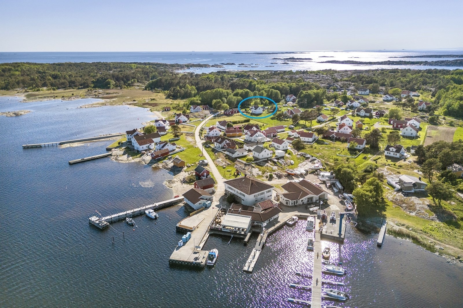 Eiendommen ligger skjermet til på innsiden av øya kun ca. 250 meter fra "brygga" med fergeleie for gratis rutebåt med flere daglige avganger året rundt Galleribilde