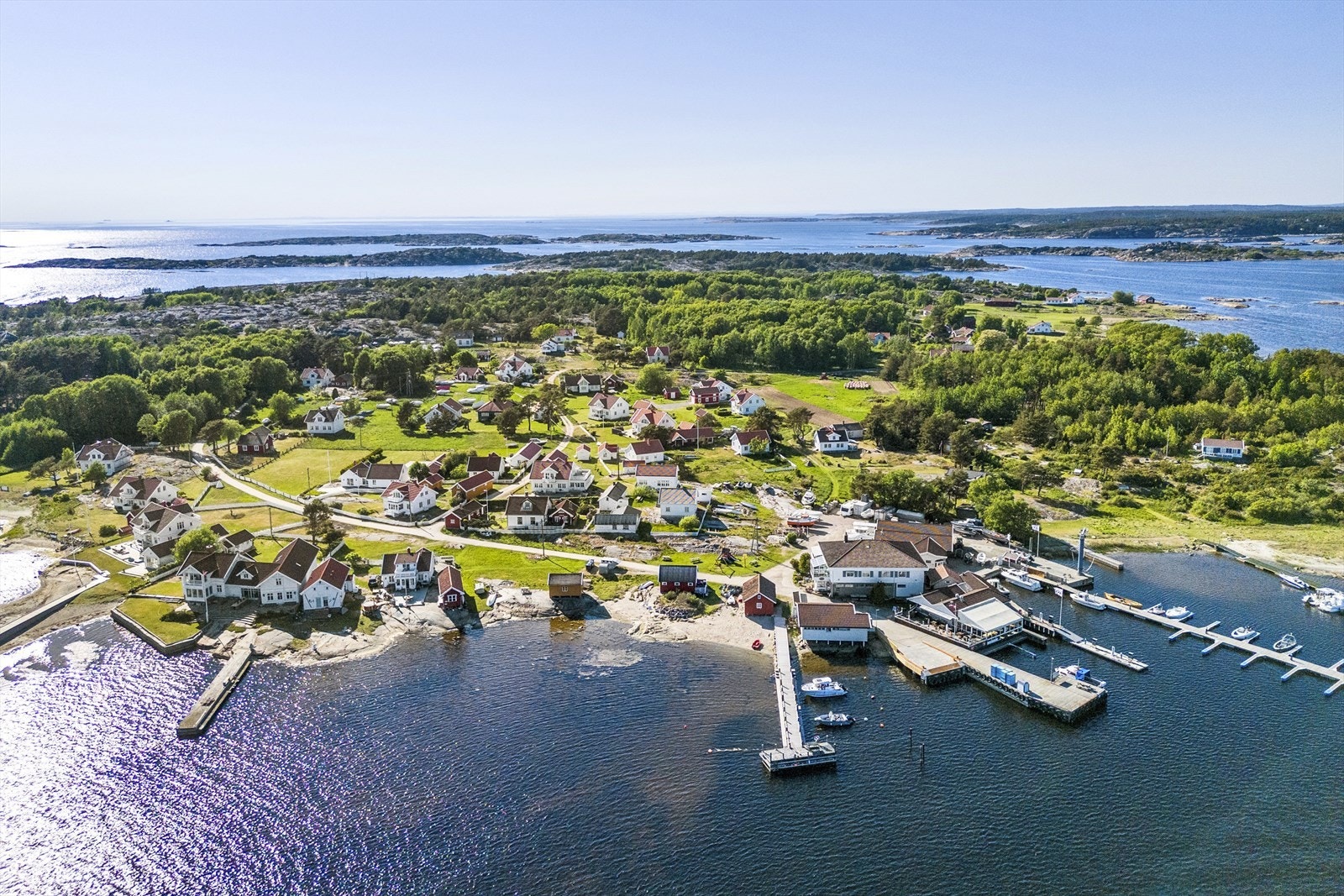 Stillheten og nærheten til naturen her ute er helt fantastisk. Idyllisk og nesten bilfritt Galleribilde