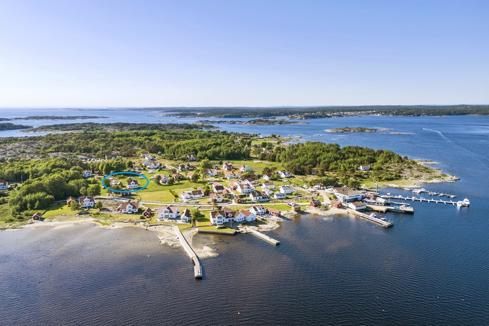 Herføl er en skjærgårdsidyll, naturen og omgivelsene gjør øya til noe helt spesielt og landskapet består i stor grad av nakne svaberg og forholdsvis lite vegetasjon Galleribilde
