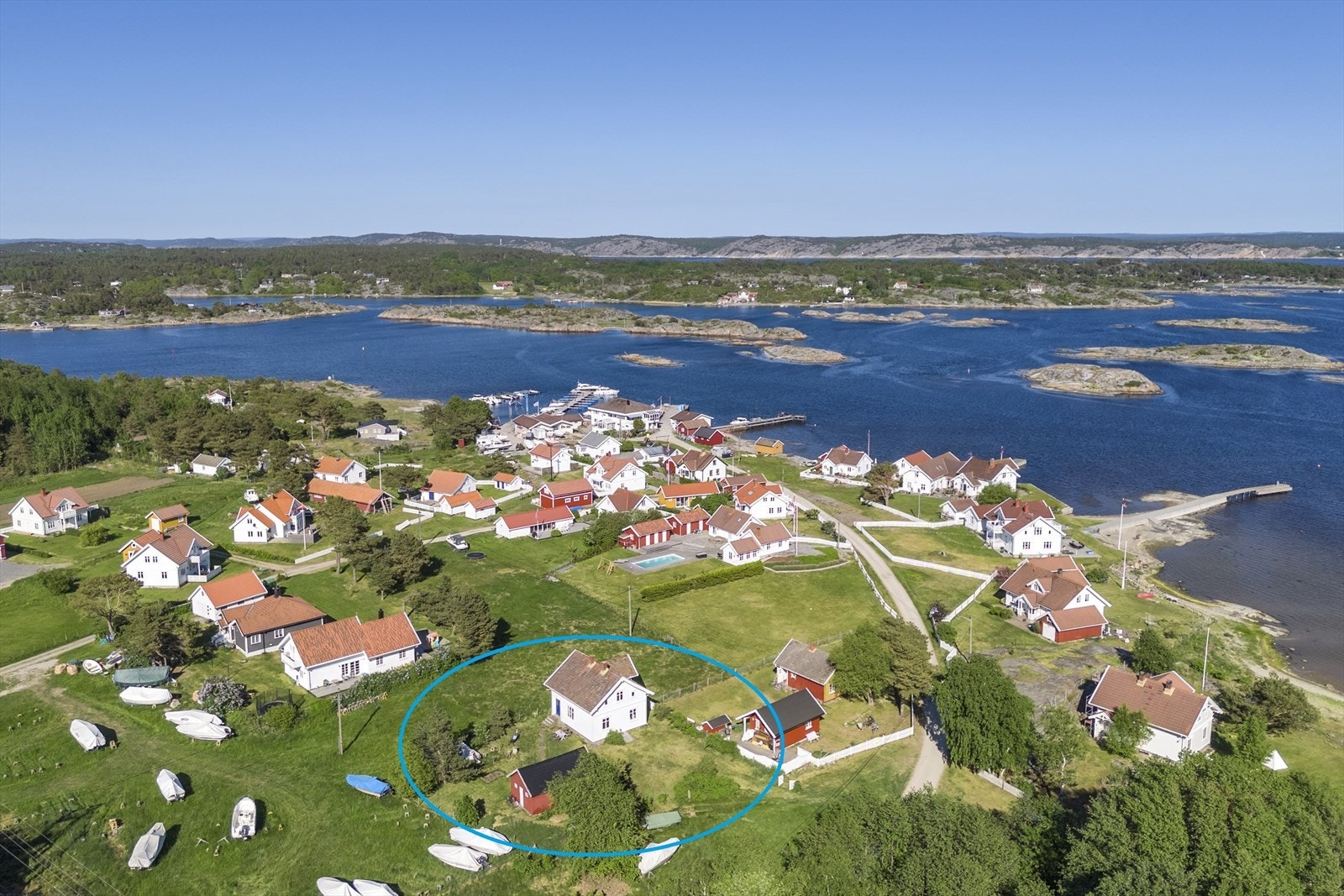 I dag er det omkring 30 fastboende her, men i sommerhalvåret er øya og skjærgården full av yrende liv med hyttefolk, båtfolk og dagsturister Galleribilde