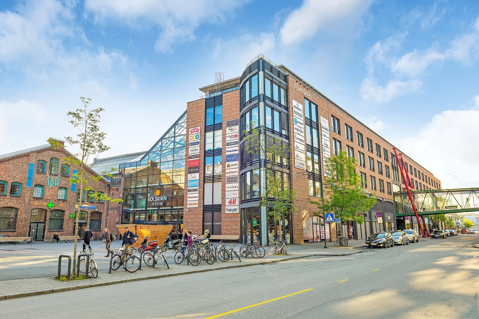 Solsiden kjøpesenter har stort utvalg av butikker, frisør, bakeri, Vinmonopol med mer. Galleribilde