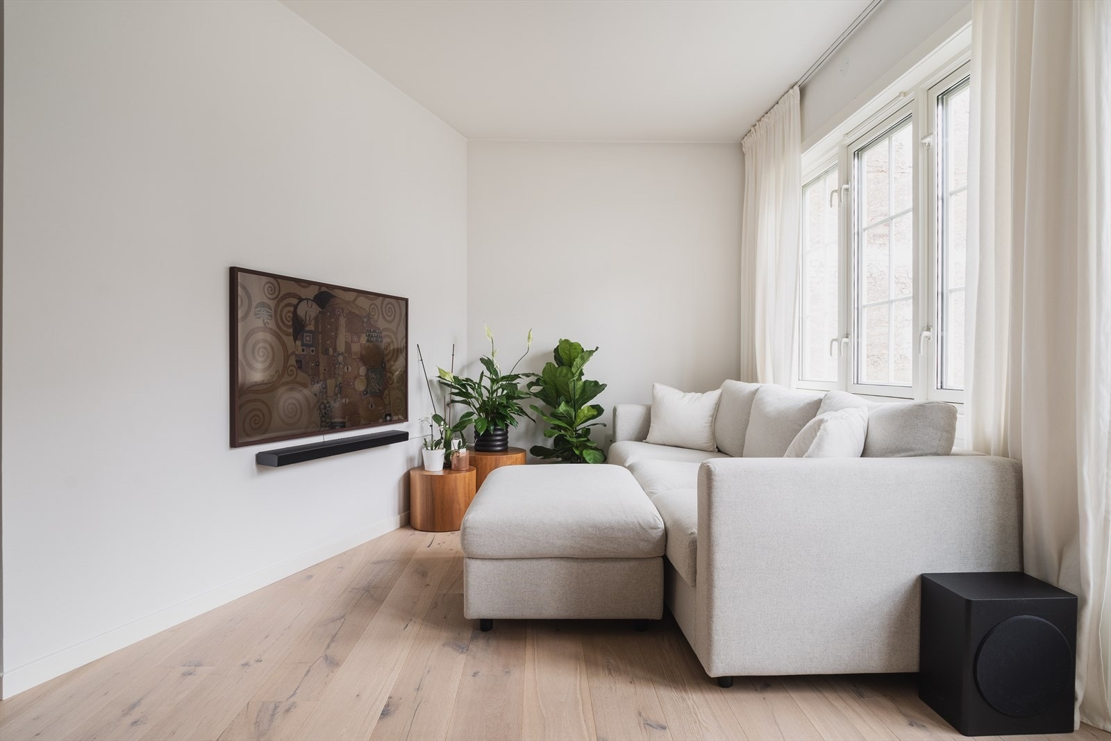 Hyggelig sofahjørnet med plass til stor sofa Galleribilde