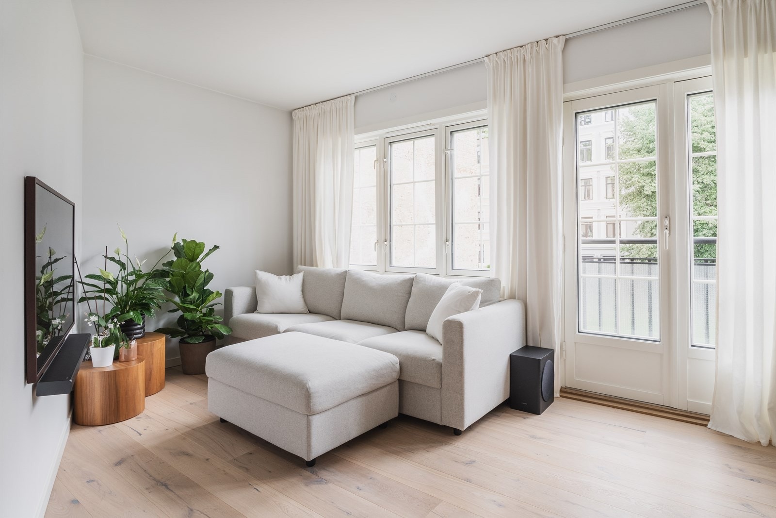 Leiligheten er lys og gjennomgående med store vindusflater og to franske balkonger. Galleribilde