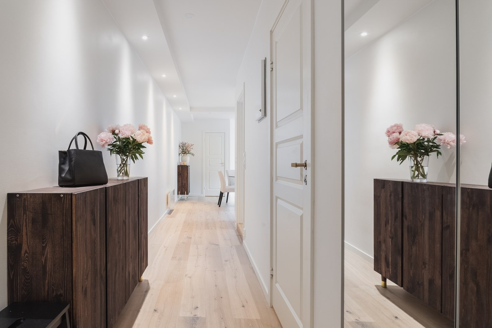 Innbydende inngangsparti med god lagringsplass Galleribilde