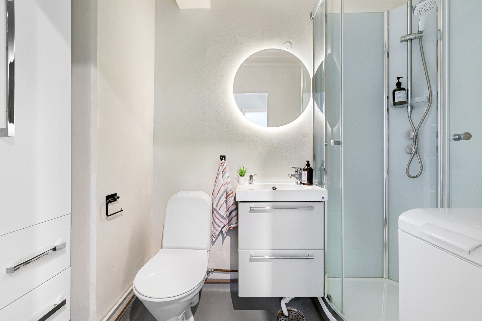 På badet er det malt mur på gulvet og malte overflater. Galleribilde