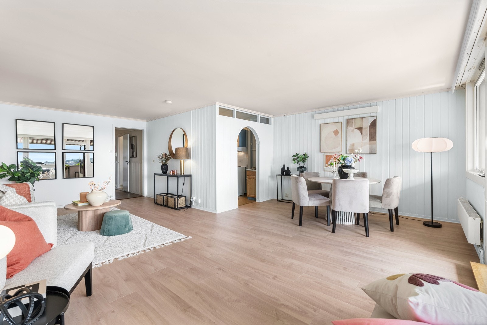 Stuen er meget romslig, og har god plass for sofa, spisebord og tv-løsning Galleribilde