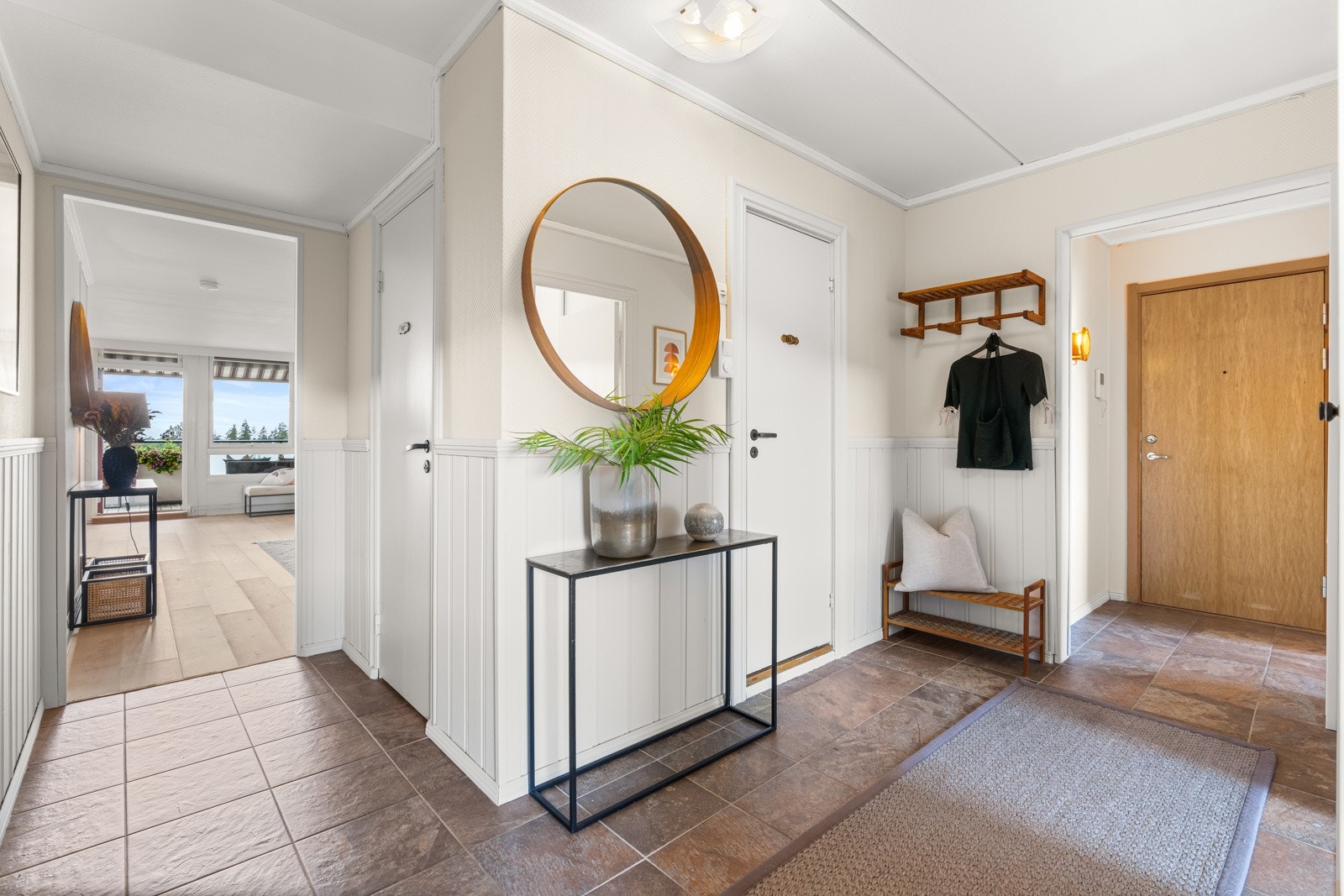 Romslig gang med plass for kommode og klesoppheng - Velkommen inn! Galleribilde