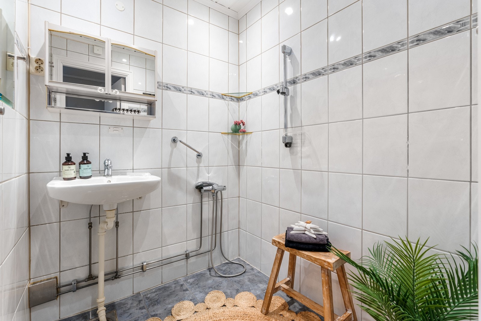 Flislagt bad modernisert i 2004. Badet har downlights og varmekabler i gulv Galleribilde