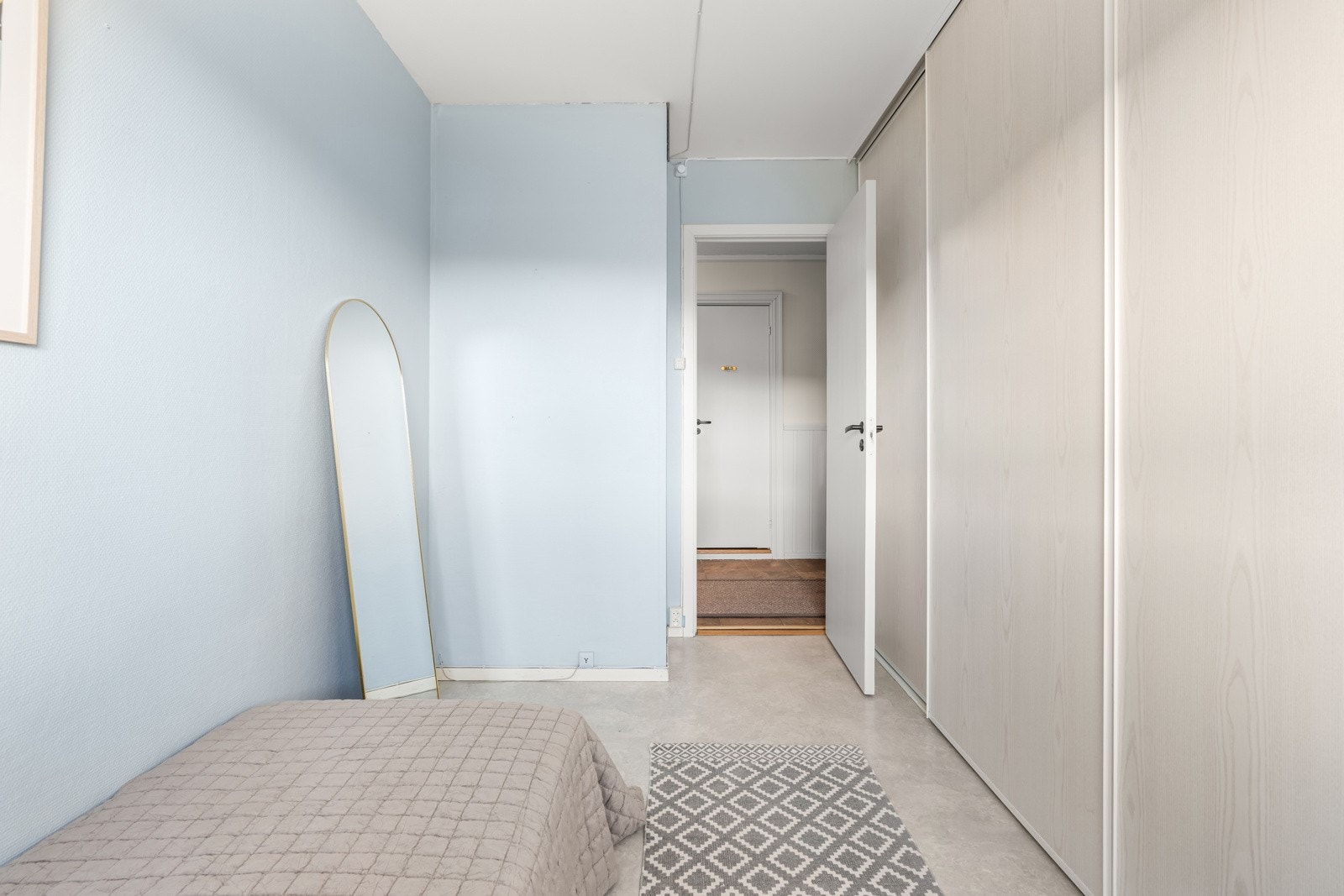 Soverom 3 har skyvedørsgarderobe fra 2007 (Garderobemannen) Galleribilde
