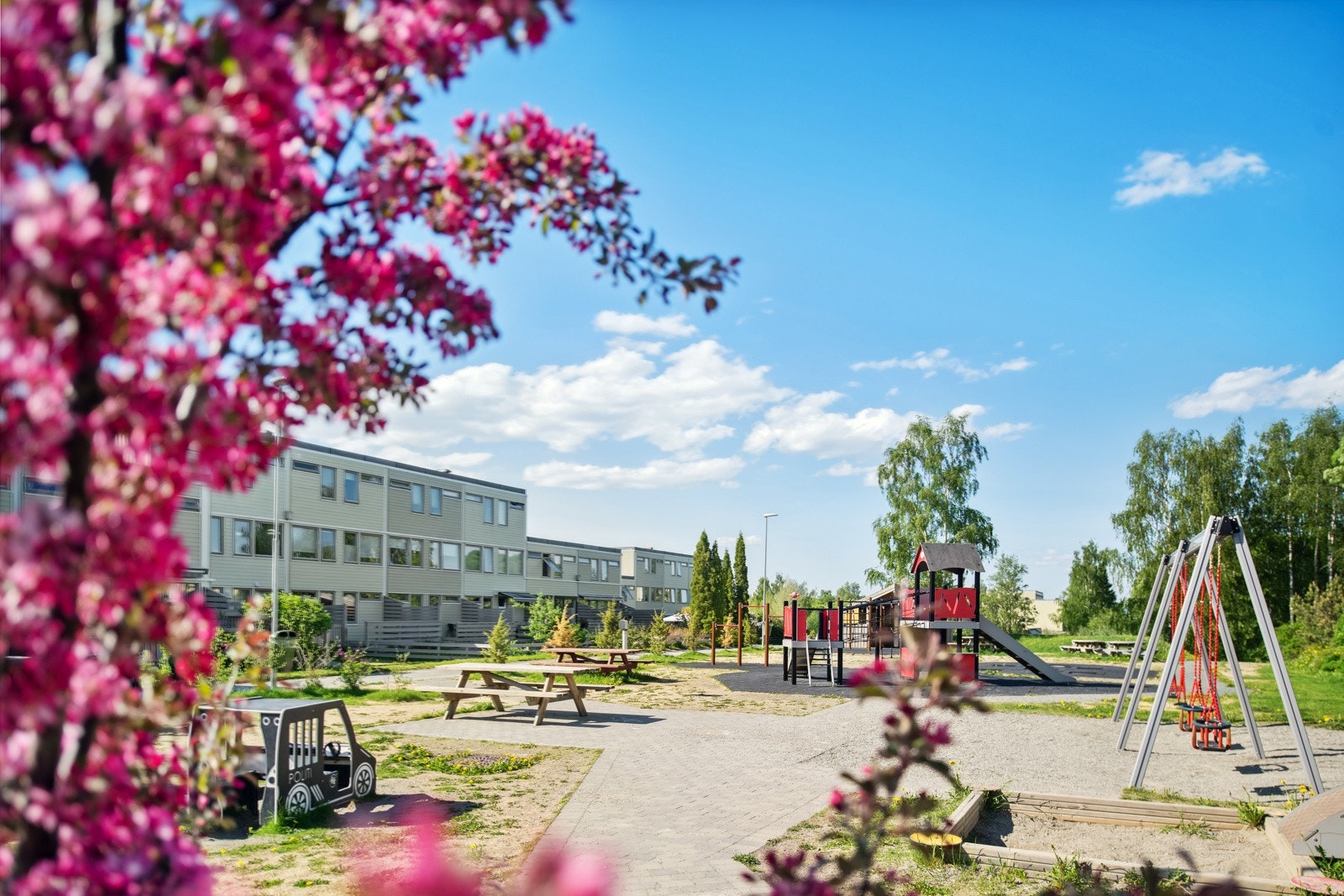 Flotte fellesarealer og lekeplass rett utenfor boligen. Galleribilde