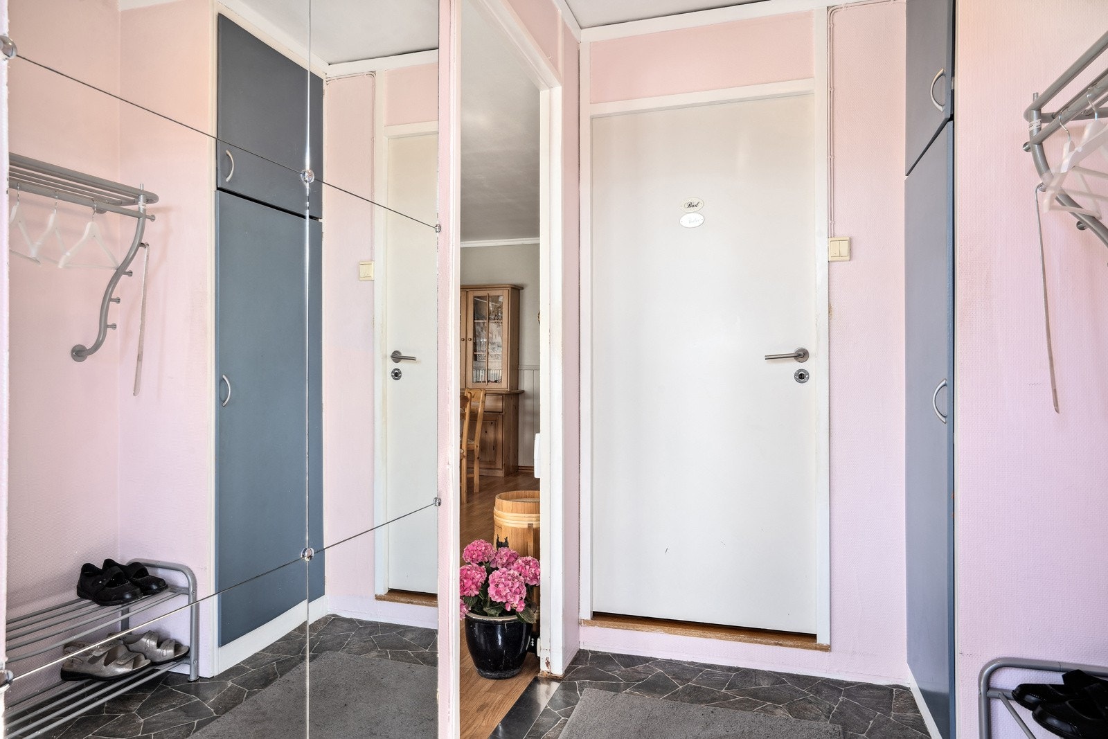 Velkommen inn! Boligen har en gunstig planløsning og entréen har god plass til å sette fra seg sko og yttertøy. Galleribilde