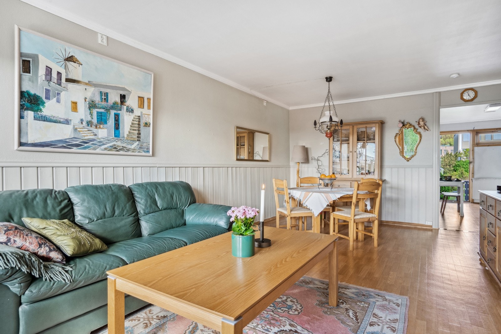 Stuens utforming gjør det enkelt å innrede med en sofagruppe i den ene delen av rommet og en spisegruppe i den andre delen. Galleribilde