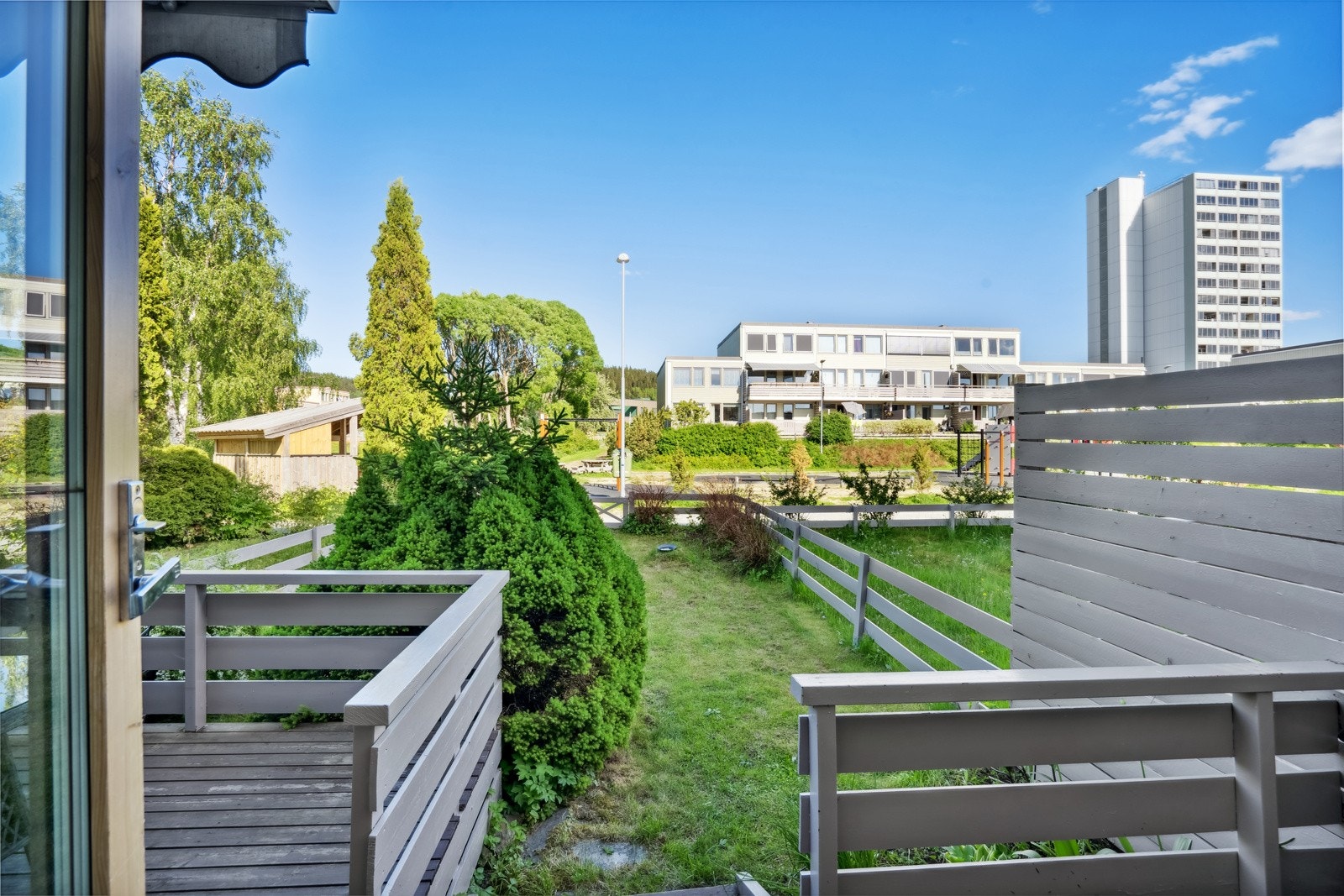 Uteplassen er vendt mot borettslagets flotte fellesområder og er et ypperlig sted å tilbringe formiddagen. Galleribilde