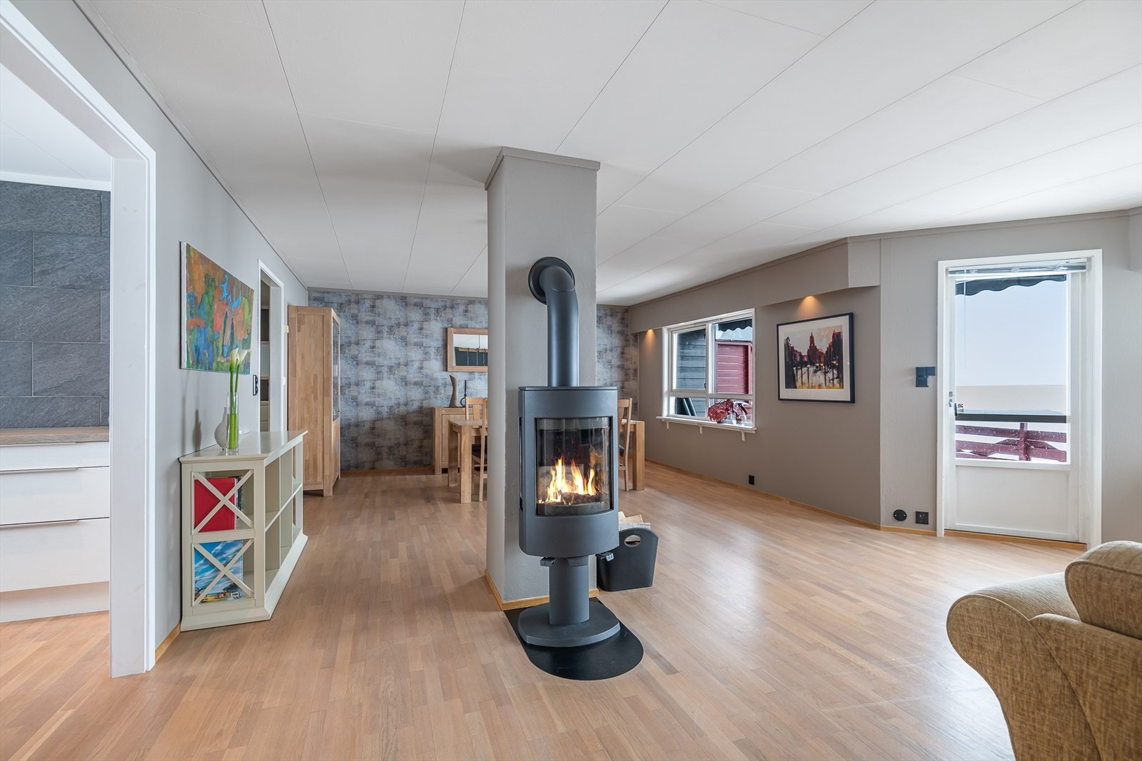Det er montert peisovn og varmepumpe på hovedplan Galleribilde