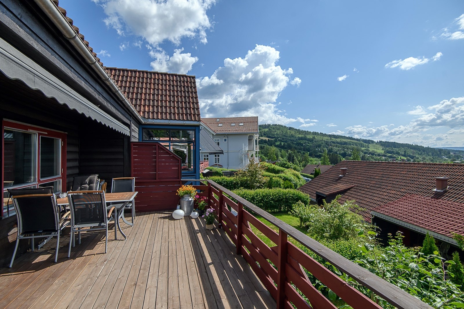 Delvis overbygget, skjermet for innsyn, vær og vind. Utgang til denne plassen fra stue. Galleribilde