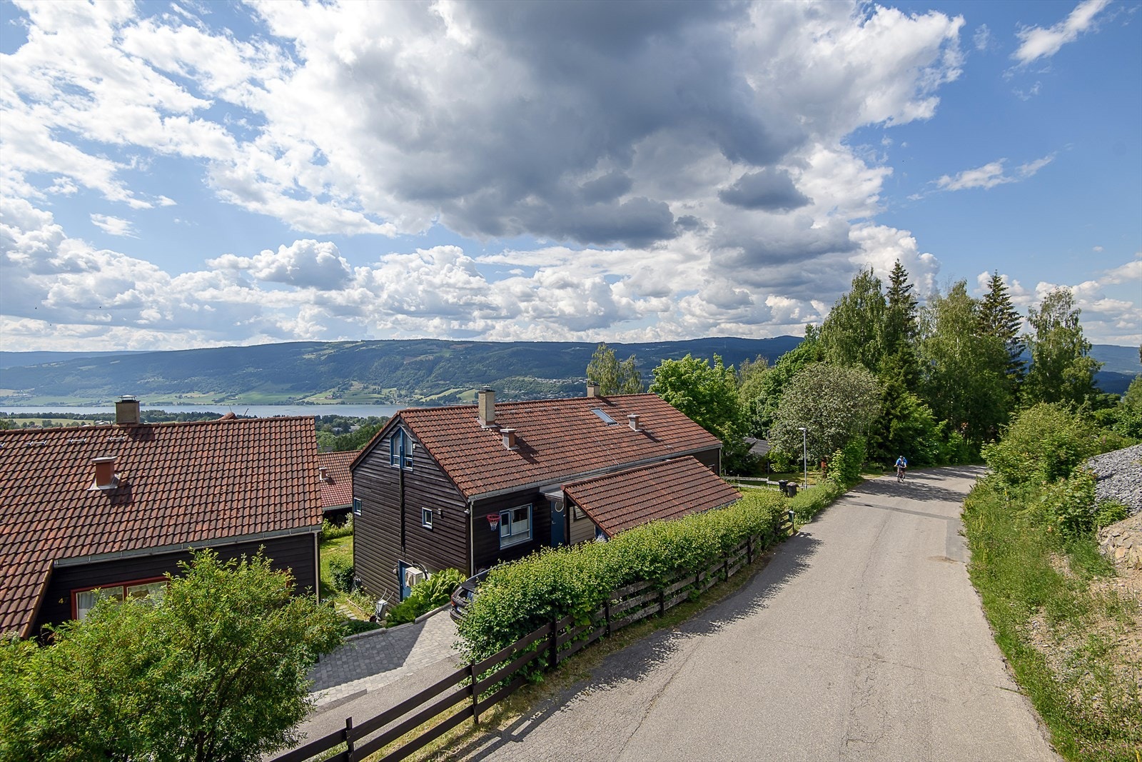 Blindvei på øvre siden av boligen, fin til av-og påstigning. Galleribilde