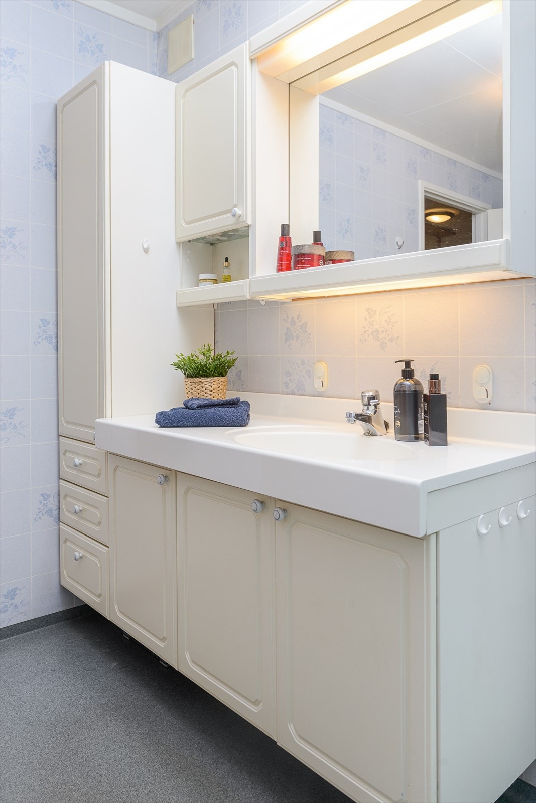 Romslig innredning som har godt med skap plass Galleribilde