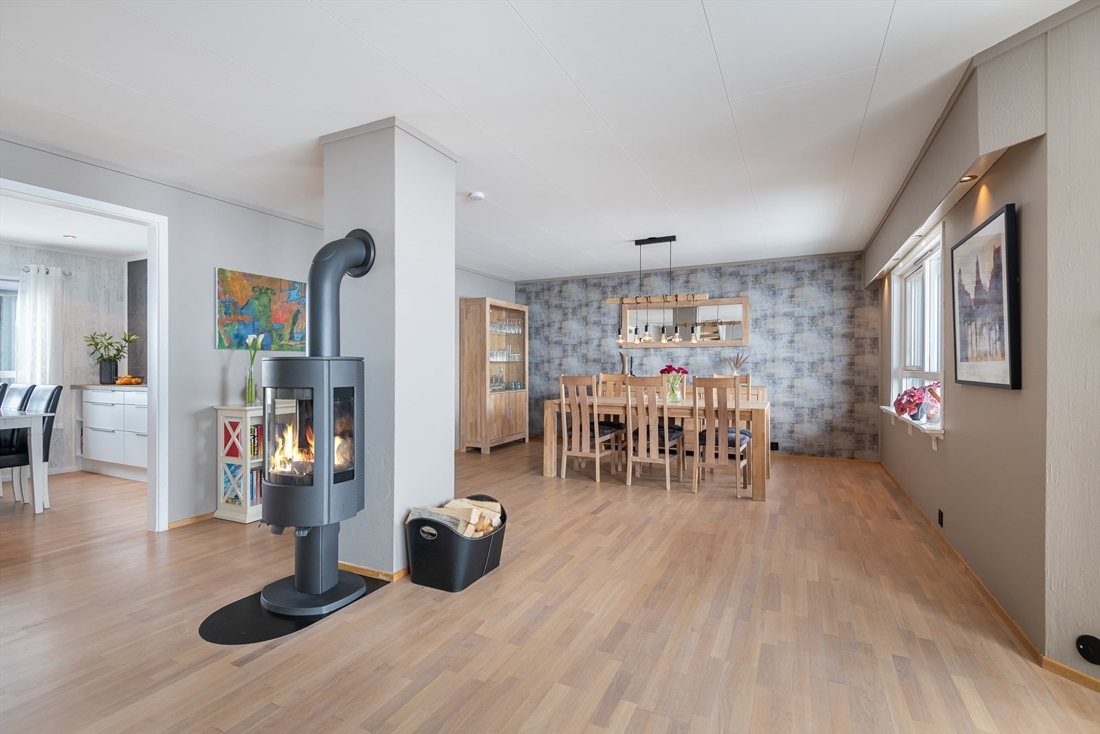 Spisestuen har rom for større spisemøblement Galleribilde