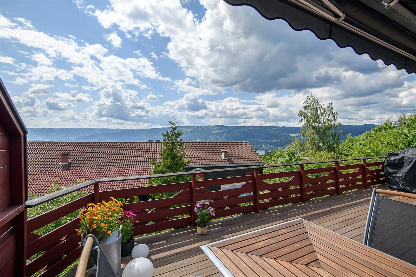 Romslig terrasse med herlig utsikt Galleribilde