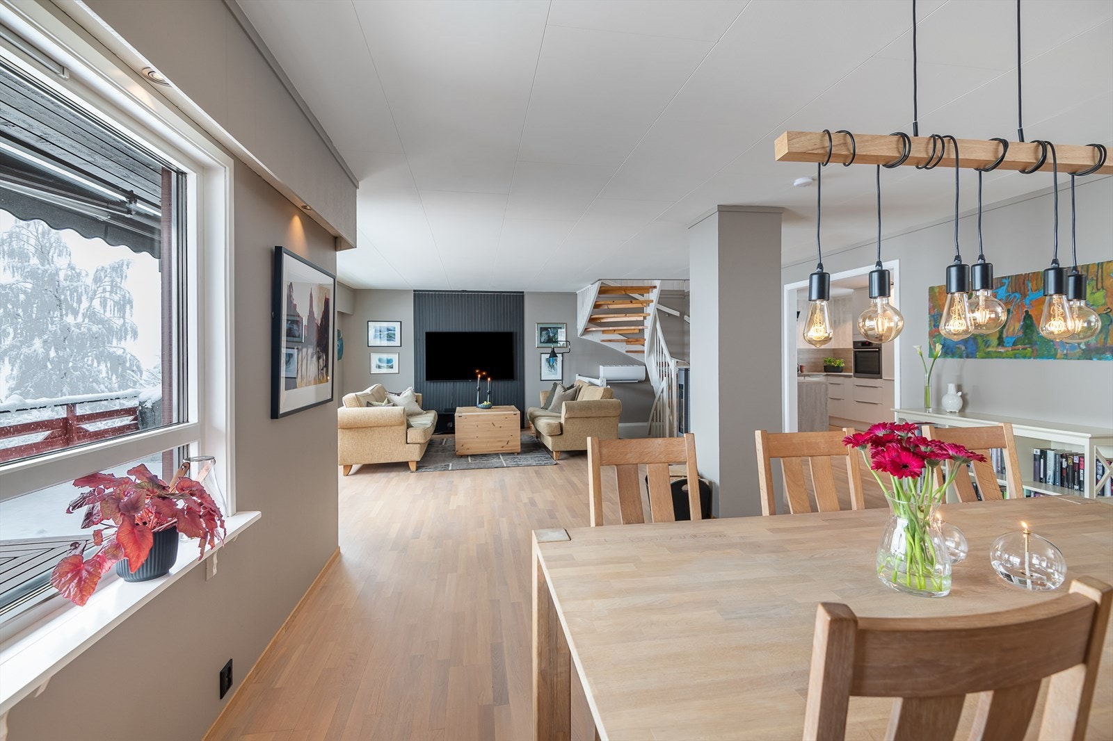 På hovedplan er det romslig stue og spisestue i åpen løsning med utgang til terrasse Galleribilde