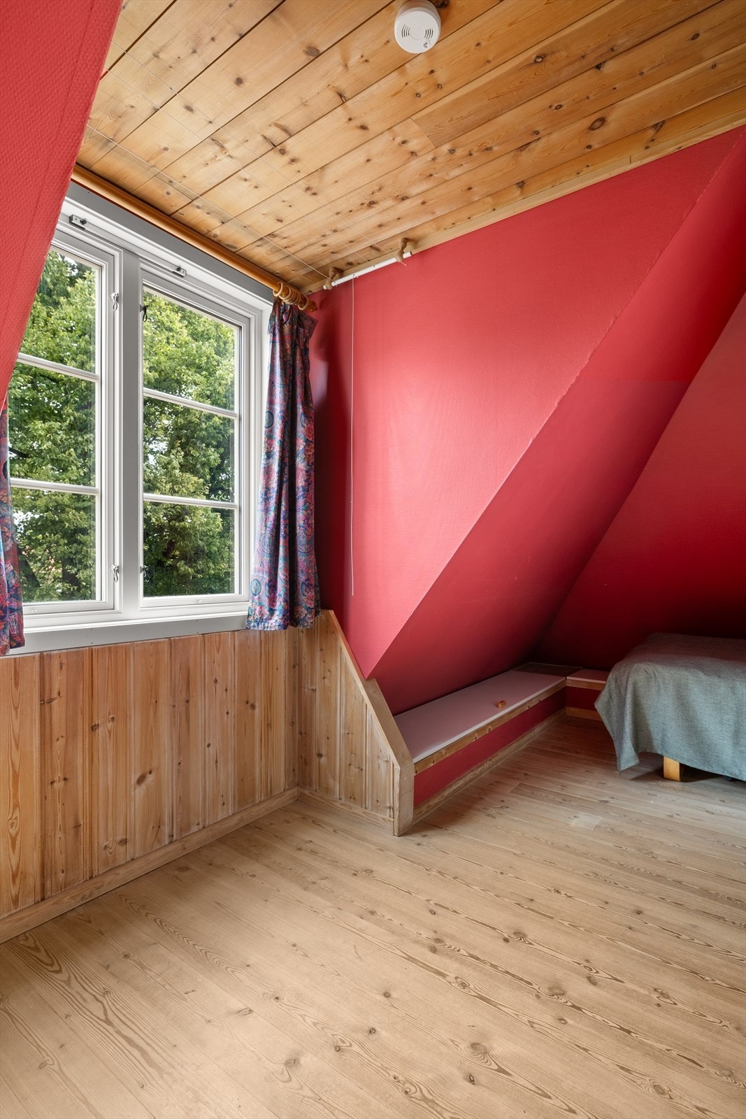 Det første som møter dere er en lys og romslig 2. etasje.
Rom innredet med seng og garderobe. Ikke godkjent for varig opphold. Galleribilde