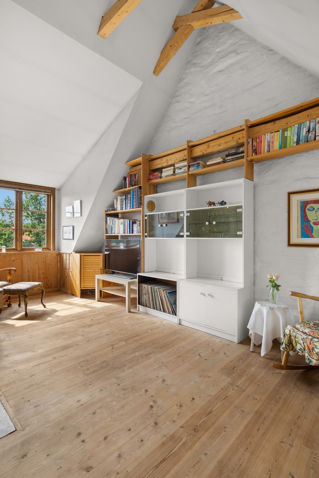 Legg merke til klassiske detaljer som trebjelkene i taket. Galleribilde