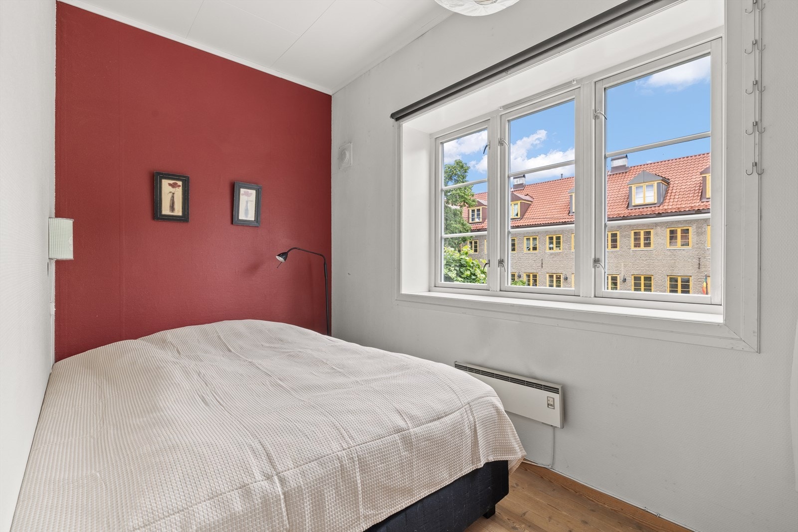 Den store vindusrekken med dype karmer gir både en god start på dagen og en riktig romfølelse. Galleribilde