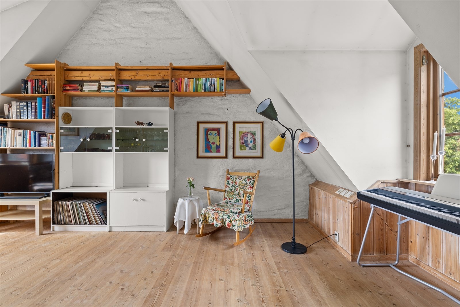 Her får dere et naturlig lysinnslipp med store vinduer i hver ende. Galleribilde