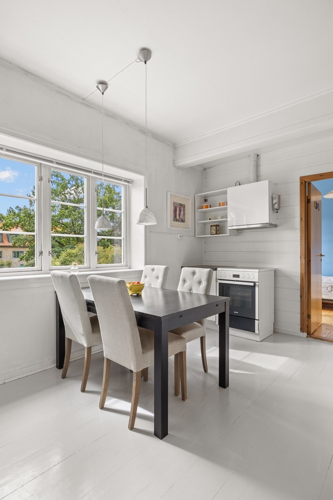 God plass til større spisegruppe. Galleribilde