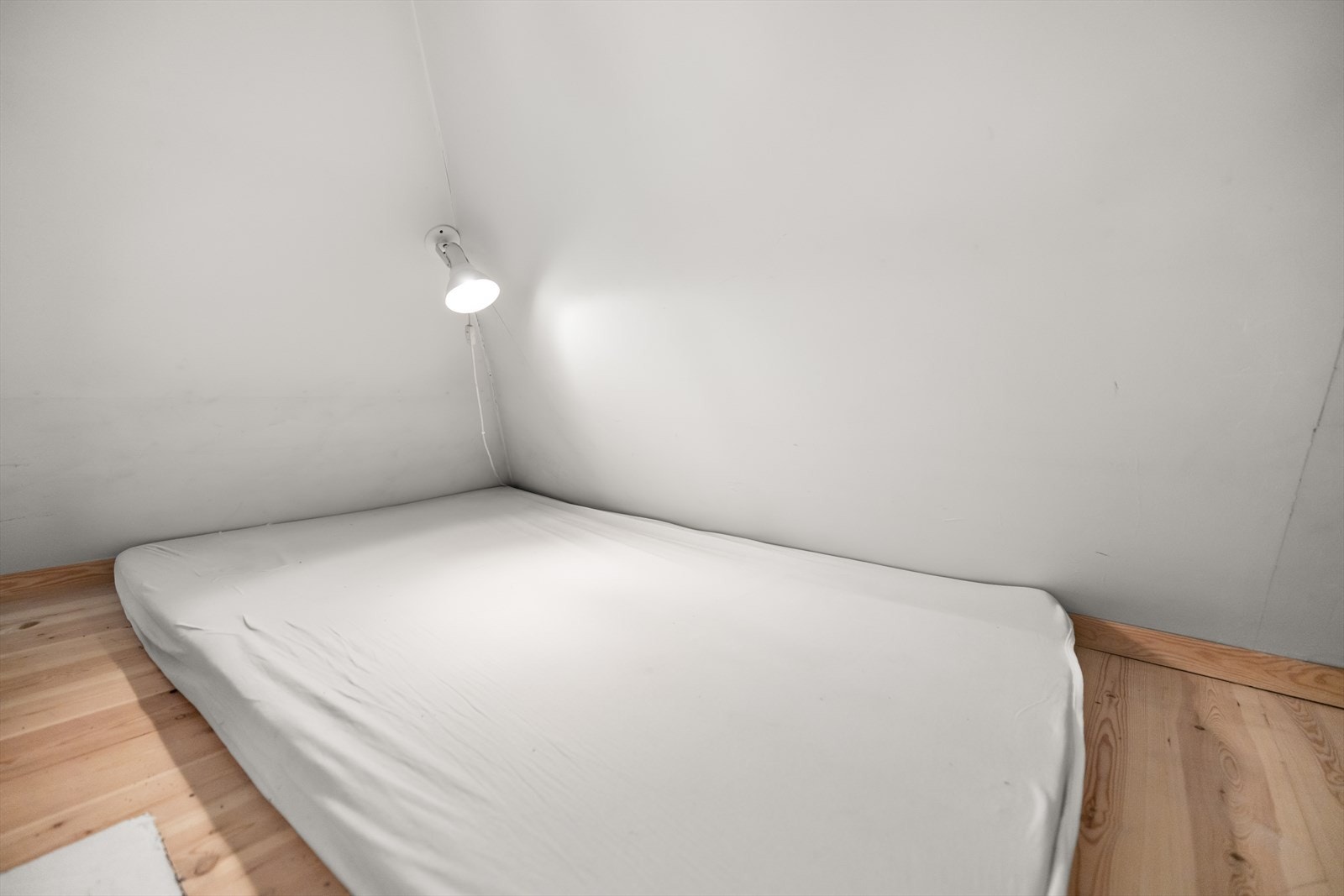 Hemsen er i dag utstyrt med seng og egner seg godt til oppbevaring. Galleribilde