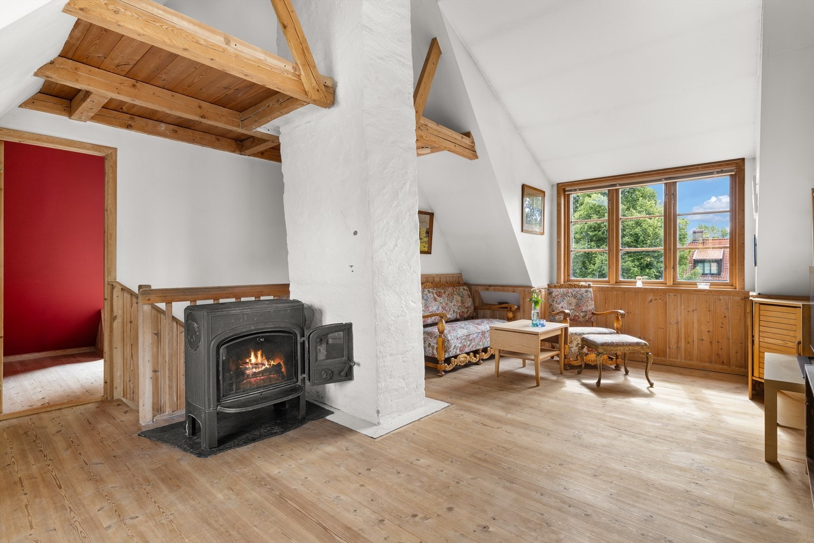 Innredet loftsrom har god takhøyde og er utstyrt med vedovn som byr på stemning og varme. Ikke godkjent for varig opphold. Galleribilde