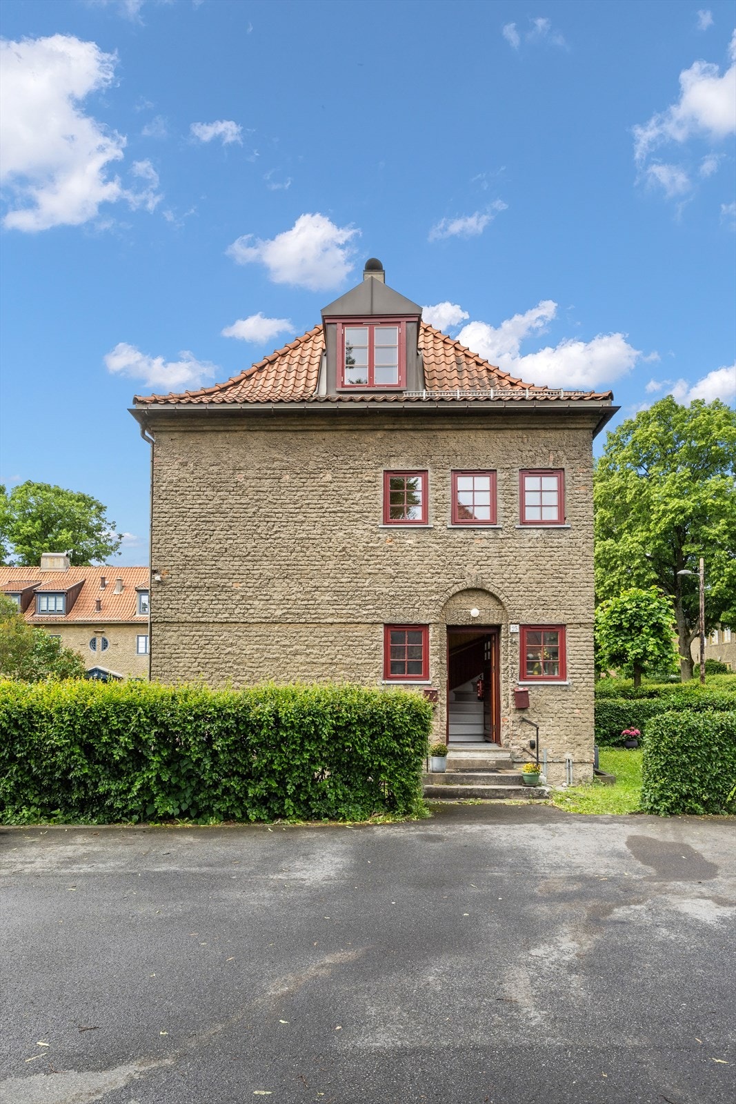 Fasade fra gate. Galleribilde