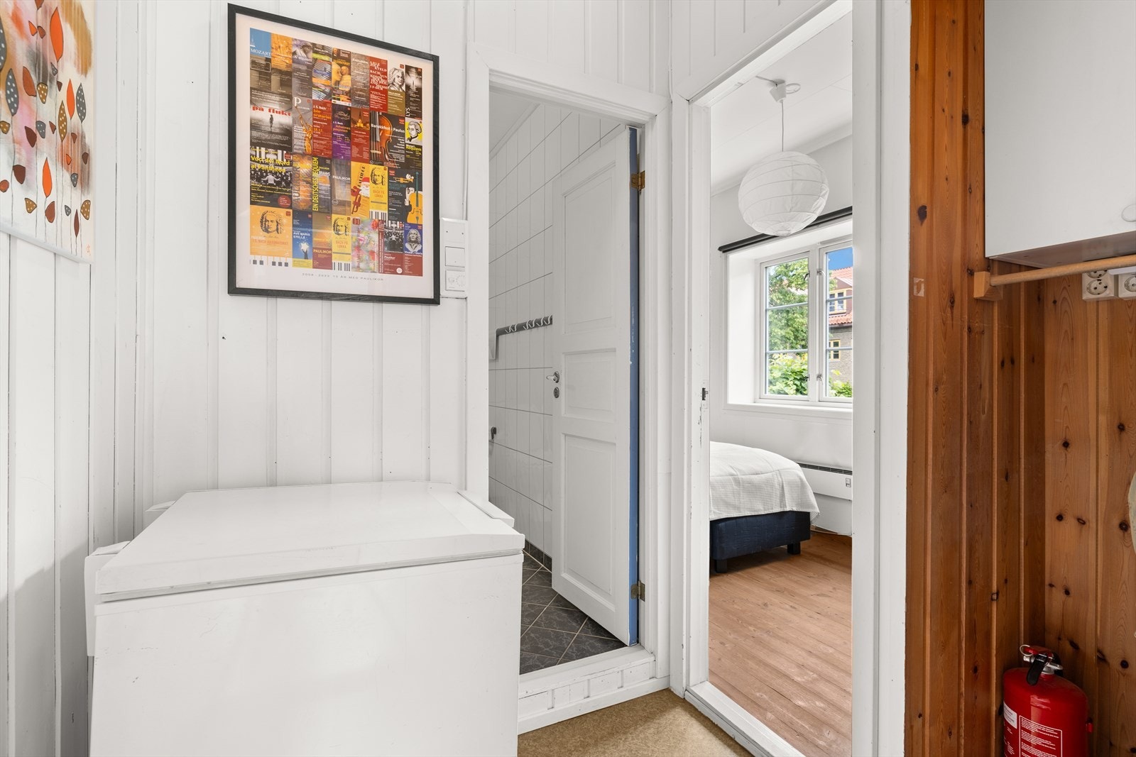 Videre fra entrè møtes vi et av tre soverom og baderommet. Galleribilde