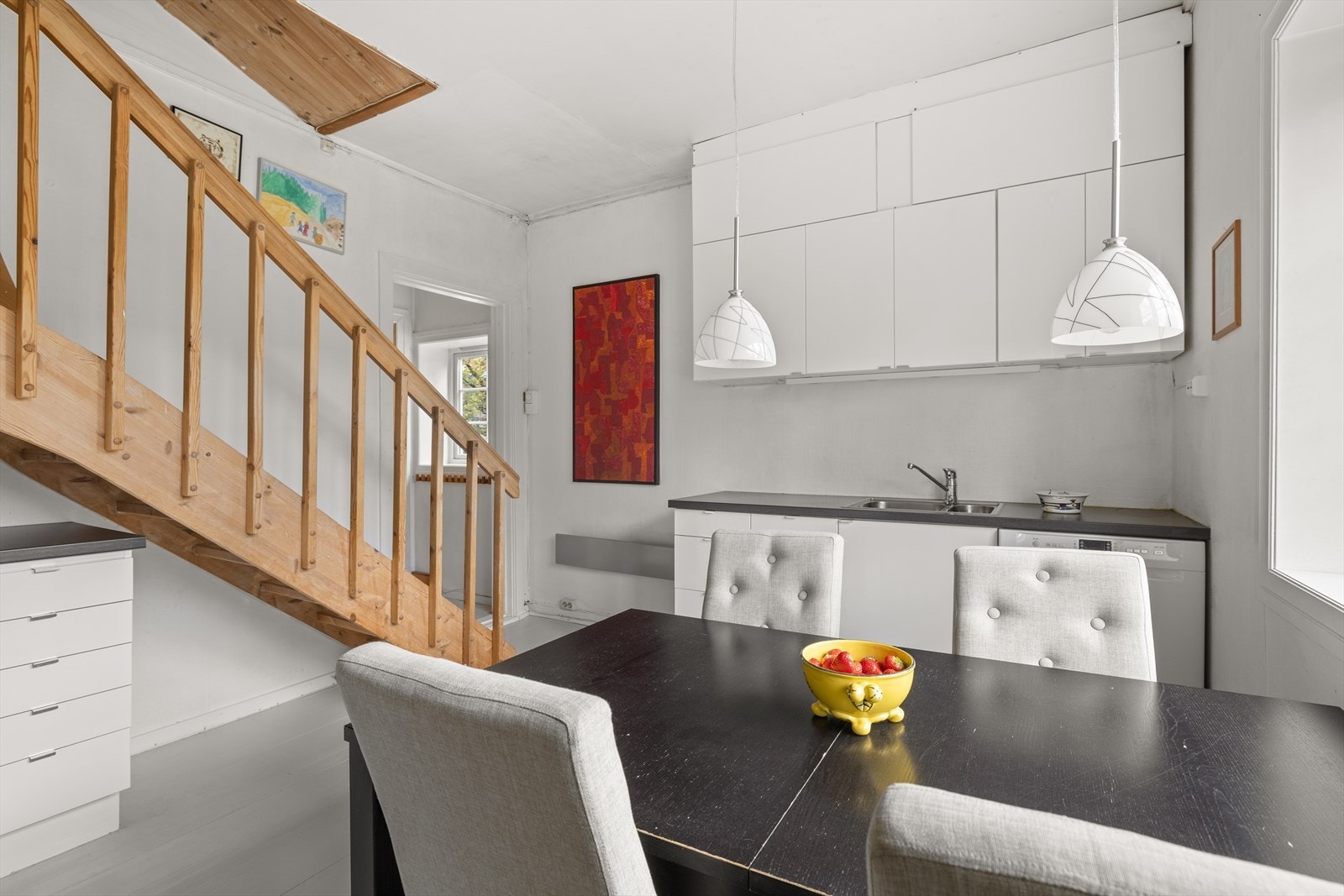 Kjøkkenet er lys og fint, med klassiske trapp i tre som tar dere opp til 2. etasje. Galleribilde