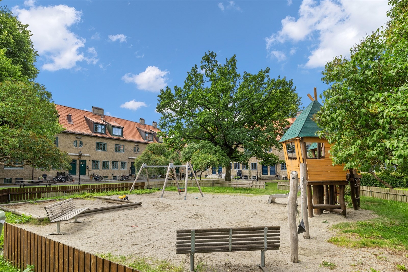 Store felles grøntarealer med tilbud for alle aldersgrupper: sandkasser, dumphusker, trampoliner, husker og lekeapparater for de minste. Fotball- og basketballbane for de eldre og treningsapparater for voksne. Galleribilde