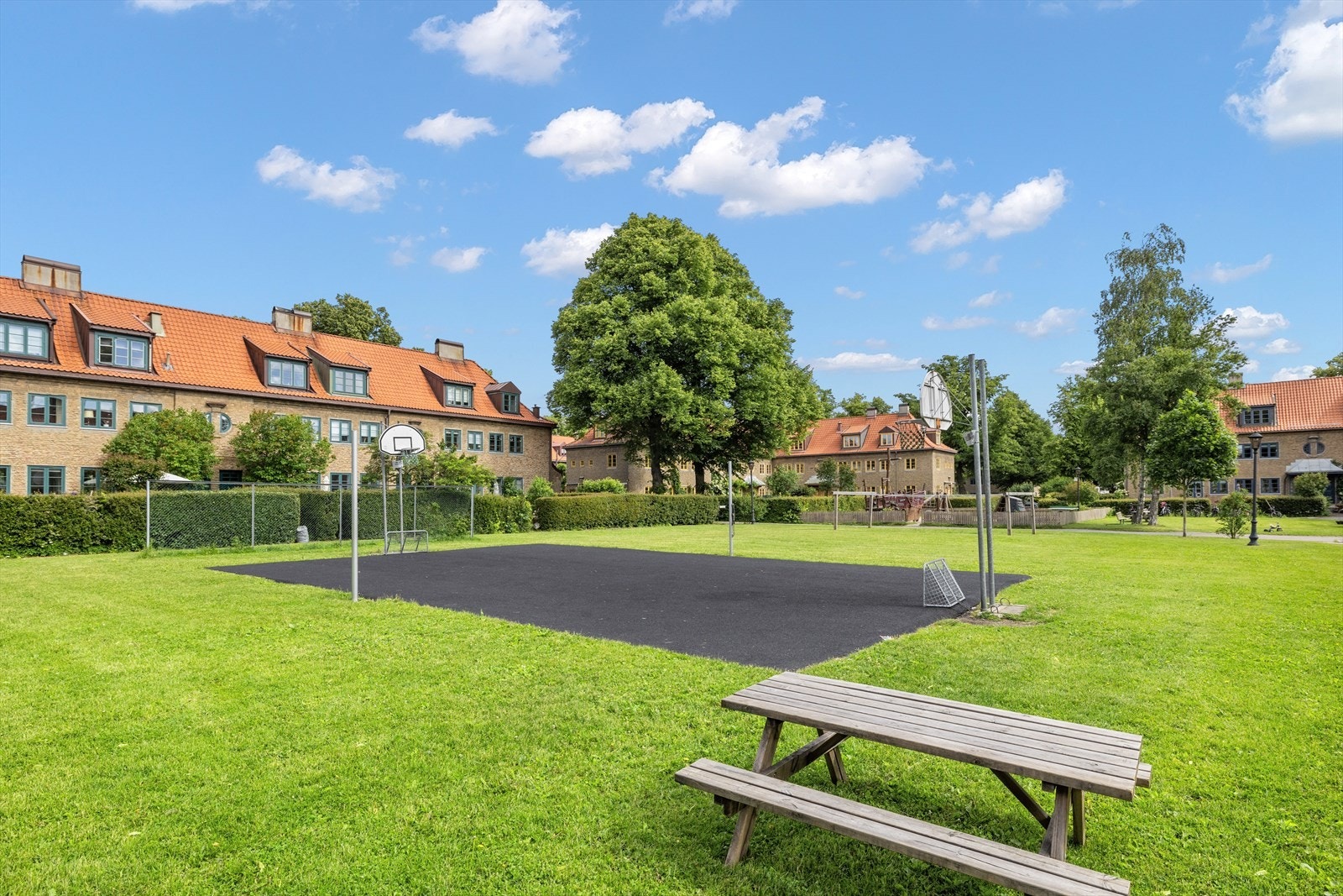 Området er kjent for sin skjermede og tilbaketrukne beliggenhet sentralt i Oslo med flotte parkanlegg, lekeplasser, fotballbane, basketballbane, skøytebane og fine oppvekstsvilkår for barn. Galleribilde