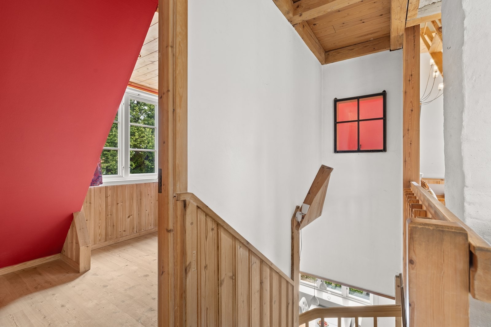 Ta trappene opp og dere kommer til boligens øverste etasje. Galleribilde