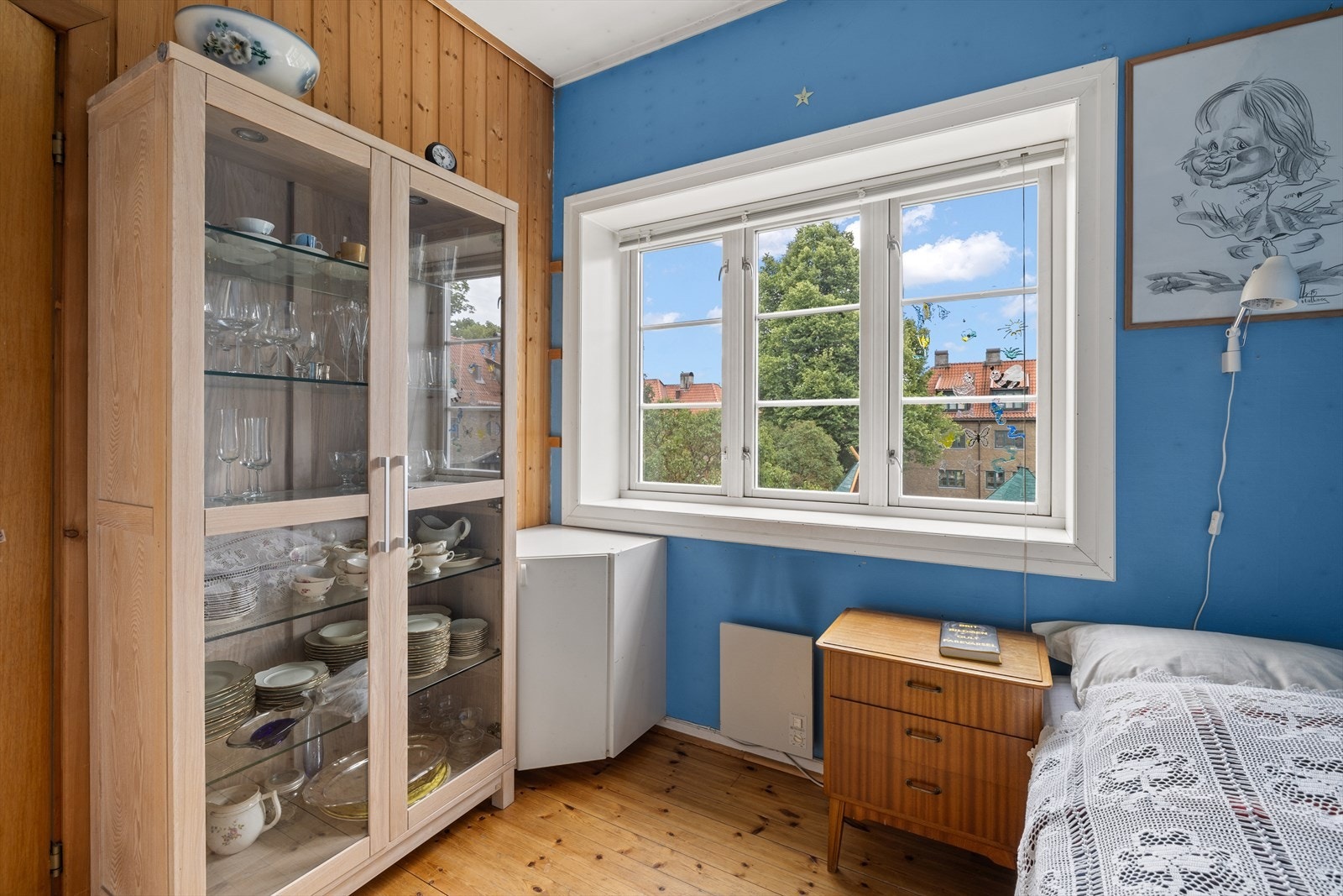 Med en stor og dyp vindusrekke og integrert garderobeløsning, med plass til dobbeltseng kan rommet innredes etter eget ønske. Galleribilde