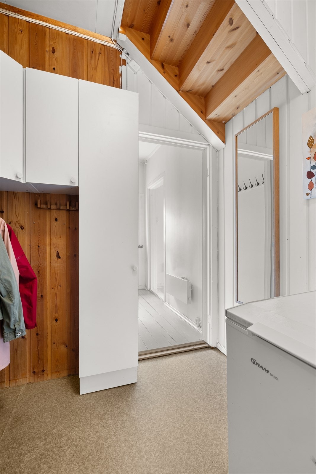 Stor og romslig entrè med god oppbevaringsplass, hvor en kan henge fra seg yttertøy og sette fra seg sko. Galleribilde