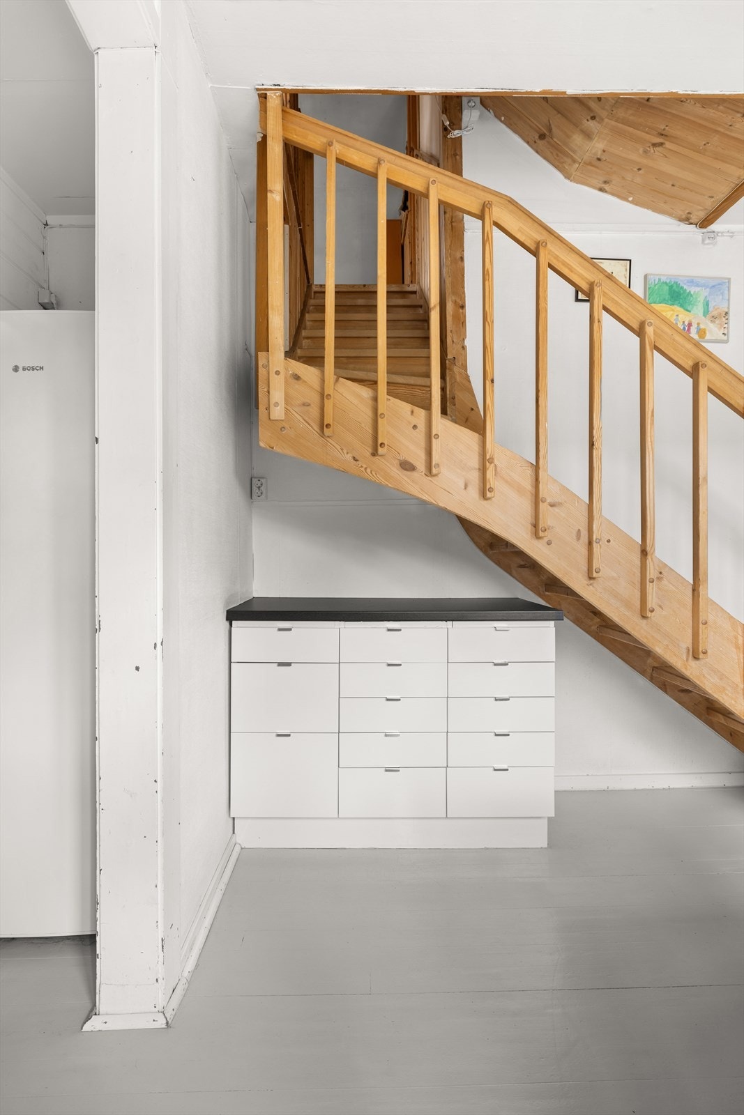 Plassen under trappen er godt utnyttet med oppbevarings
muligheter. Galleribilde