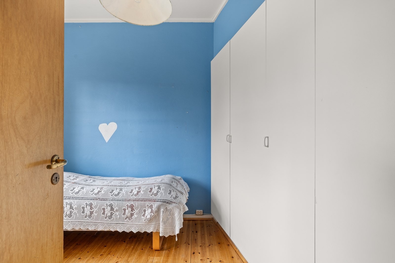 Soverom II - Er malt opp i friske farger. Galleribilde