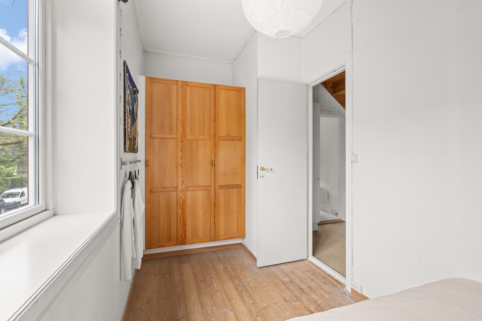 Soverom I - er av god størrelse med plass til seng og tilhørende møblement. Soverommet er også utstyrt med integrert garderobe. Galleribilde