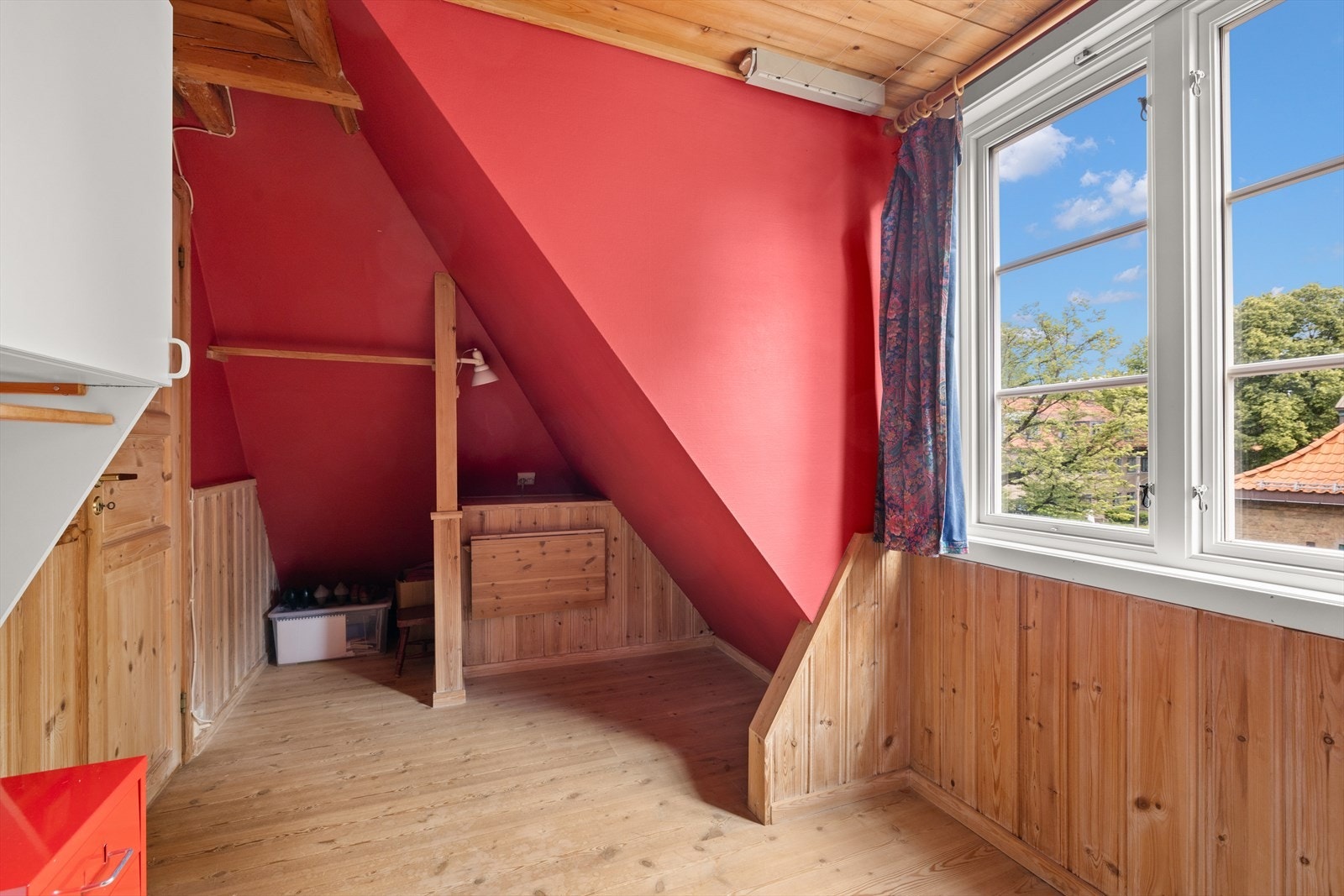 innredet loftsrom - har plass til seng og oppbevaringsløsninger. Lys og stor vindusrekke gir en flott utsyn mot hagebyen! Galleribilde
