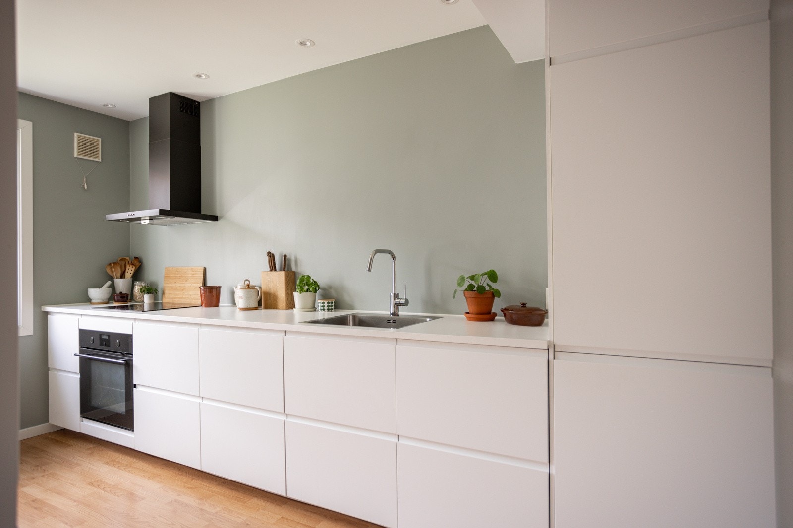 Kjøkkenet har tidløs innredning med mye lagringsplass i en rekke skuffer og høyskap. Galleribilde