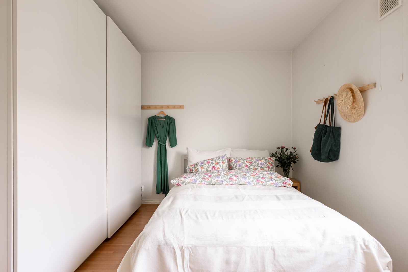 Soverommet vender inn mot rolig gårdsrom. Galleribilde