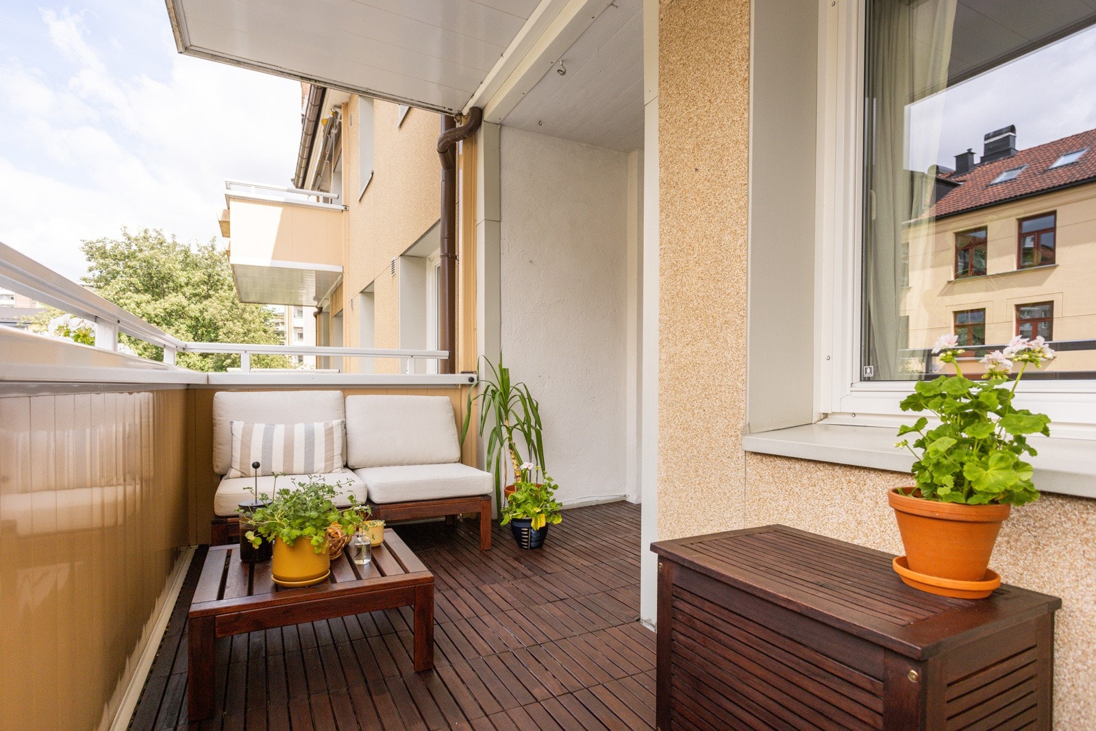 I følge selger har man solen om sommeren fra ca. kl 15.00 - ca. kl 20.00. Galleribilde