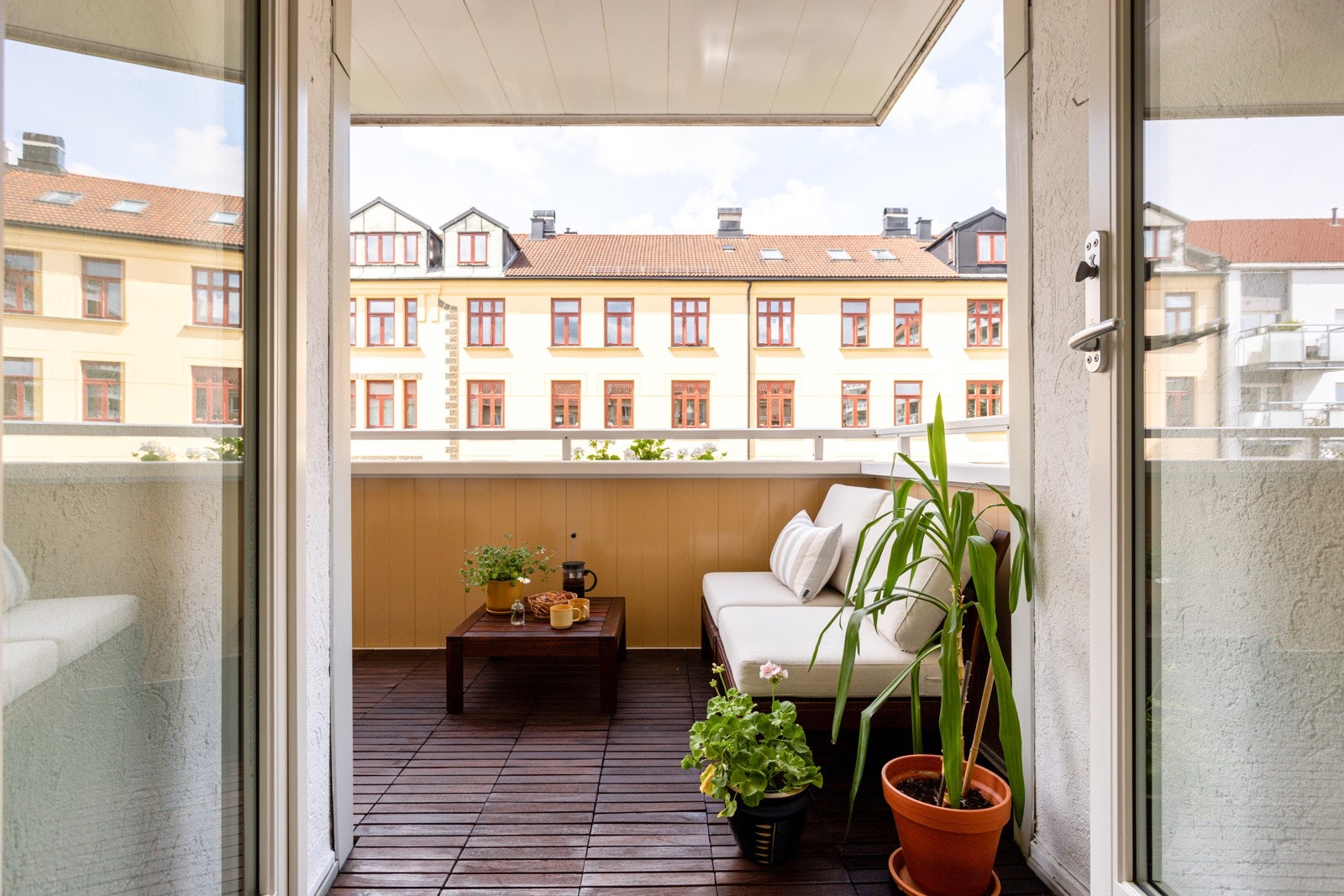 Balkongene er på 8 kvm med balkongdører fra 2013. Galleribilde